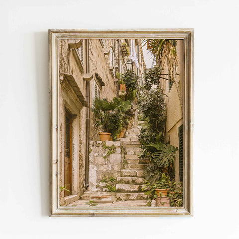 Rustic Mediterranean alley wall decor
